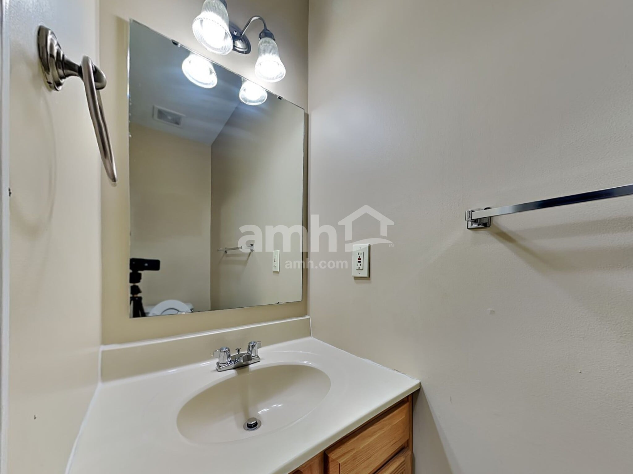 Building Photo - 10204 Meadow Glen Dr