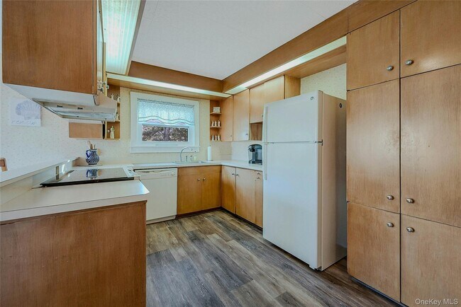 Building Photo - 425 Old Shipyard Ln