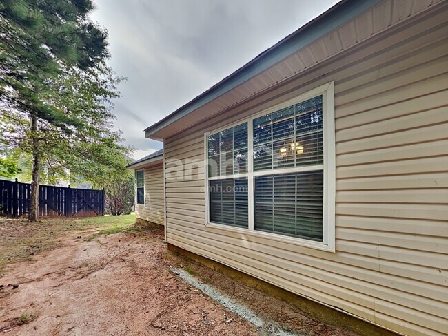 Building Photo - 375 Ermines Way