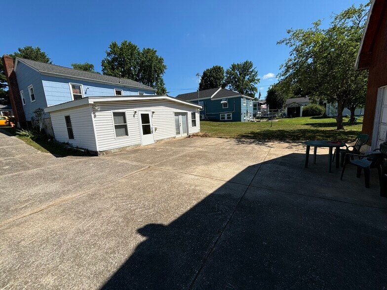 Back view - 210 Boston Dr