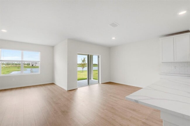 Building Photo - 9082 Venetian Sq