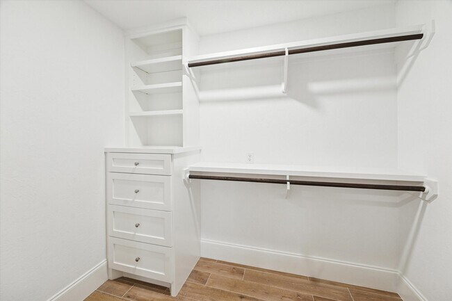 Building Photo - 2511 Nelwood Dr