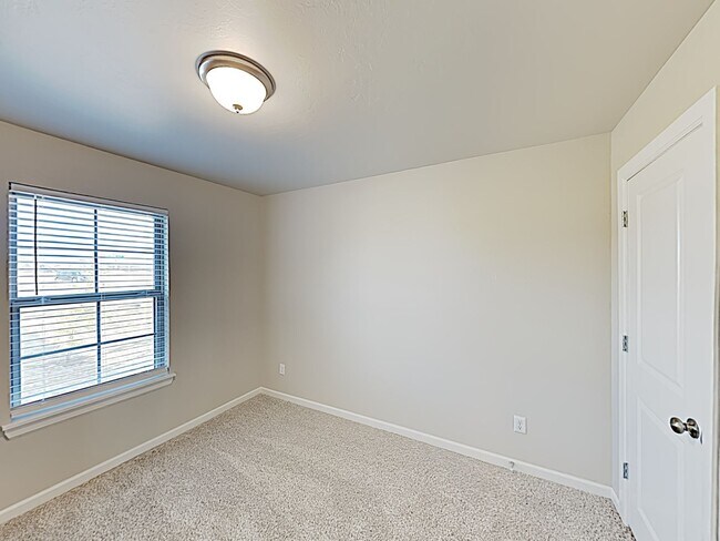 Building Photo - A Very Nice 4 Bedroom 2 Bath Home with 3 C...