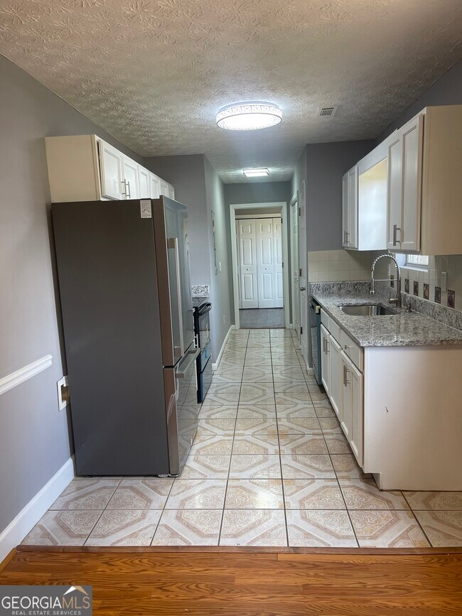 Building Photo - 320 Willow Springs Dr