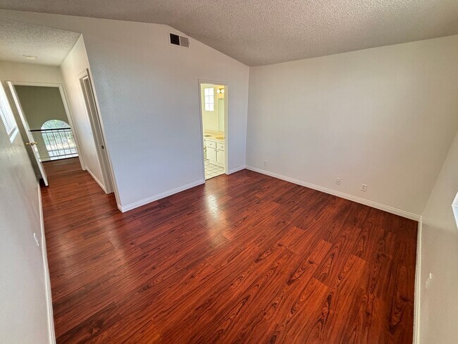 Building Photo - Cute 3Bed/2Bath, 2-Story Home located in t...