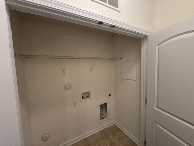 Building Photo - Spacious 3BR, 2.5BA Townhome with Loft & High Ceilings in a Fantastic Location!