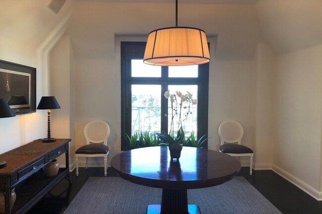 Building Photo - 316 N Rossmore Ave