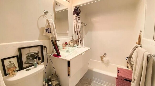 Building Photo - **1139 E Ocean Blvd #301 Long Beach** Upstairs 1 bedroom 1 bath !!2 weeks OAC!!