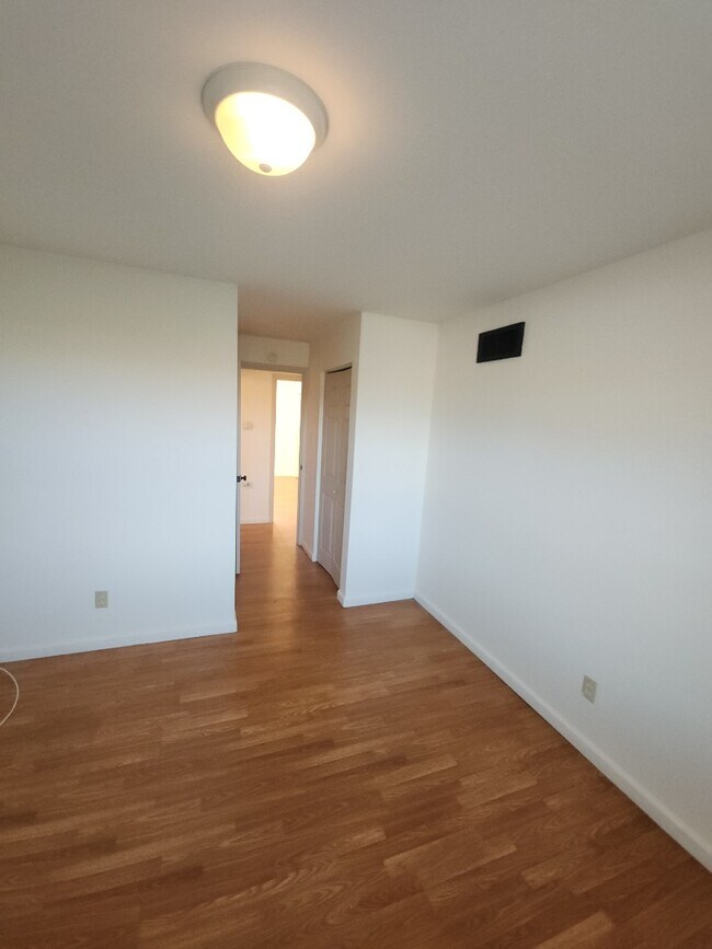 Building Photo - 2 Bedroom 1 Bath