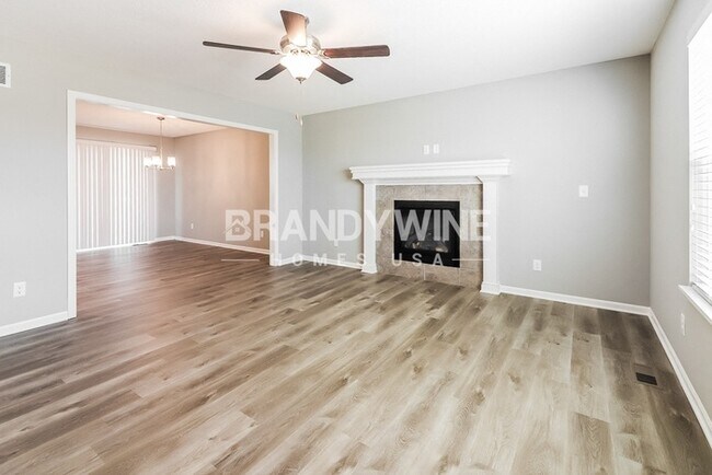 Building Photo - LEASING SPECIAL : 1/2 MONTH FREE