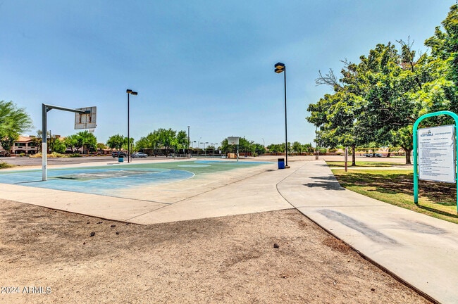 Building Photo - 8889 E Meadow Hill Dr