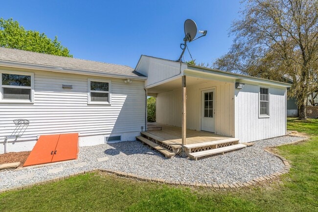 Building Photo - Renovated Ranch 3 BR/1BA/1 car garage w Fu...