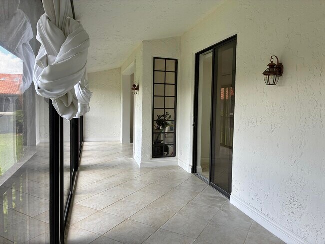 Building Photo - 7895 La Mirada Dr