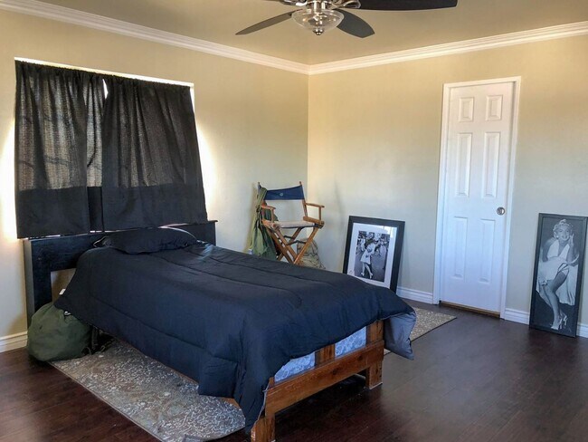Building Photo - 5 Bed 3 Bath House With Amazing Salt Water Pool!