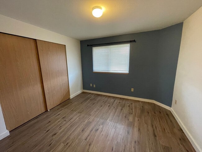 Building Photo - Updated 2 Bedroom, 1.5 Bath Apartment!