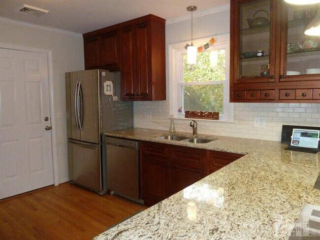 Building Photo - Close access to UNCW, Beach, Hwy 40, walk ...