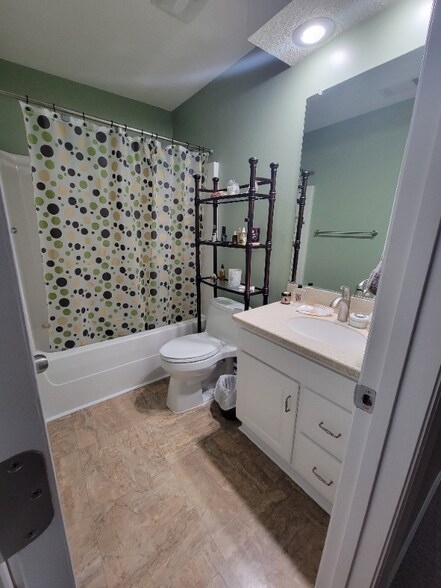 Building Photo - 704 Legacy Ct