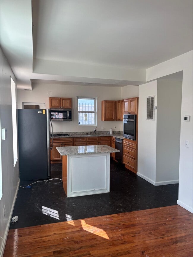 Building Photo - 2939 E Monument St