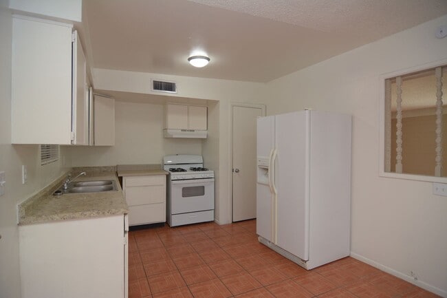 Building Photo - Charming 4 Bedroom 2 Bath House! South Tucson Location! Close to the 1-19!