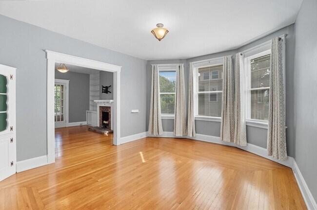 Building Photo - 6 Bed/3 Bath Remodeled Hyde Park Home w/Ce...