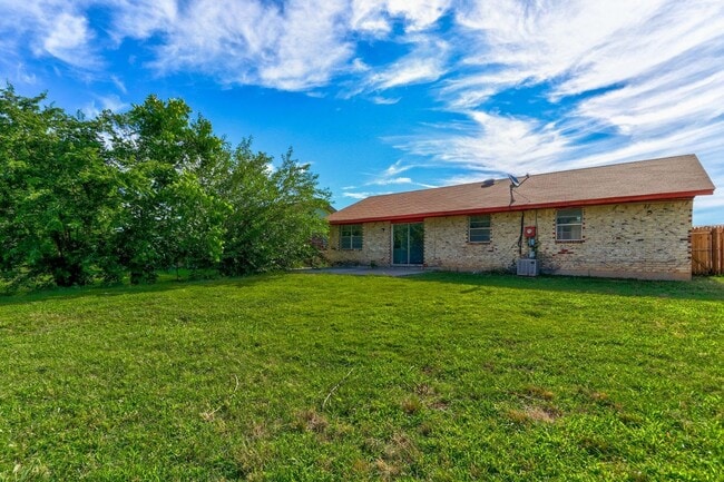 Building Photo - Cozy & Stylish Living Near ESA Park with F...