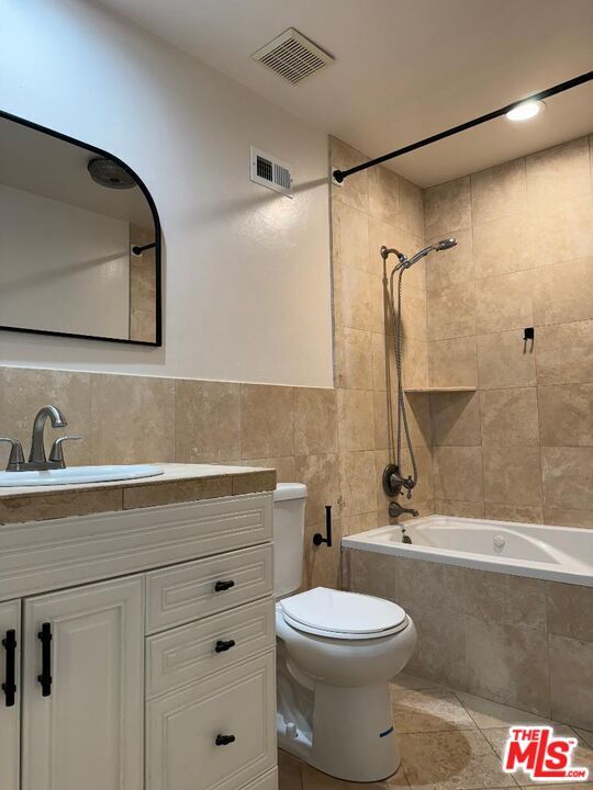 Building Photo - 13112 Moorpark St