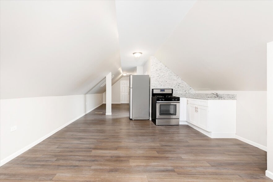 Building Photo - 2246 S Albany Ave