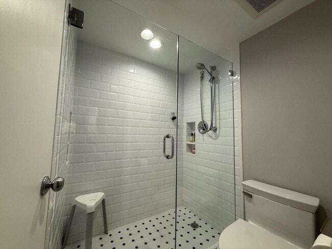 Building Photo - 386 Golfview Rd