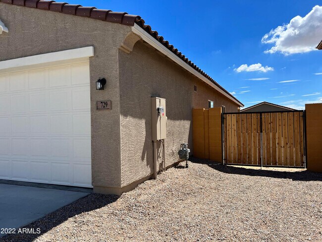 Building Photo - 729 E Diamond Dr