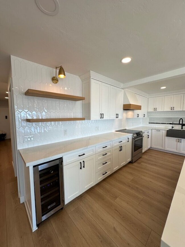 Building Photo - Stunning Bay Front Condominium on Sail Bay...