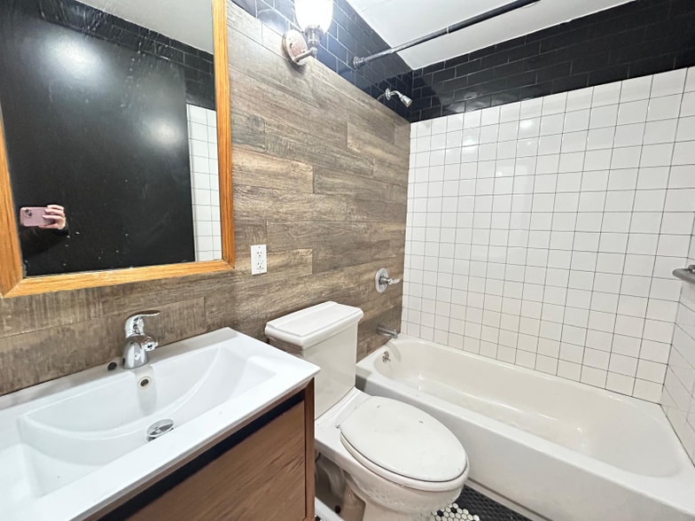 Building Photo - 398 Crescent St.