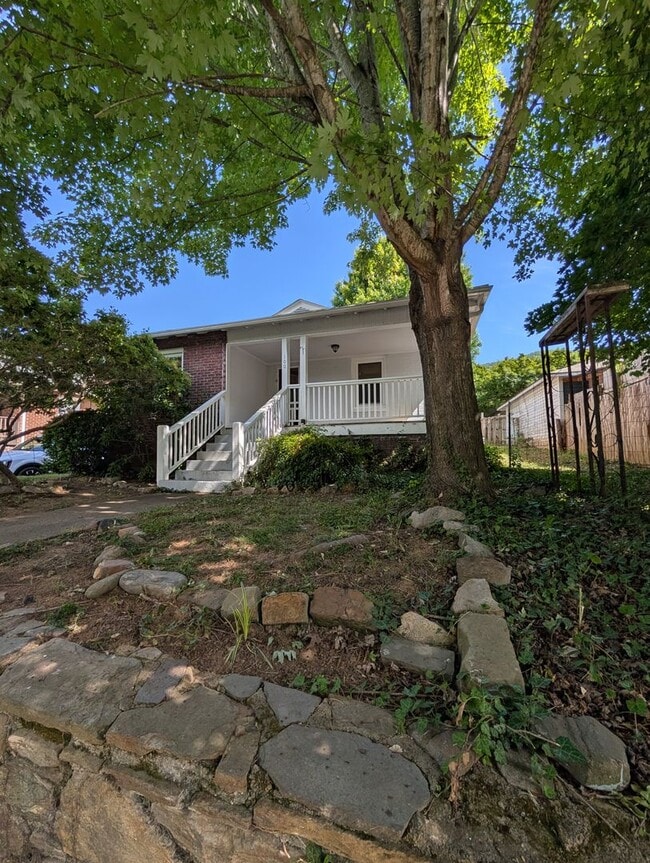 Building Photo - Swannanoa Bungalow!