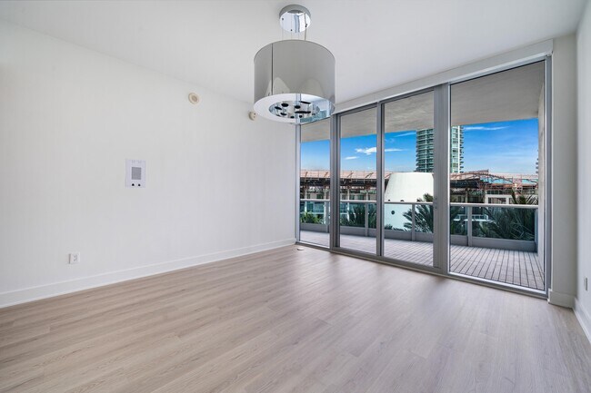 Building Photo - 5959 Collins Ave