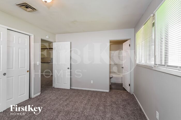 Building Photo - 3045 Kingsley Dr