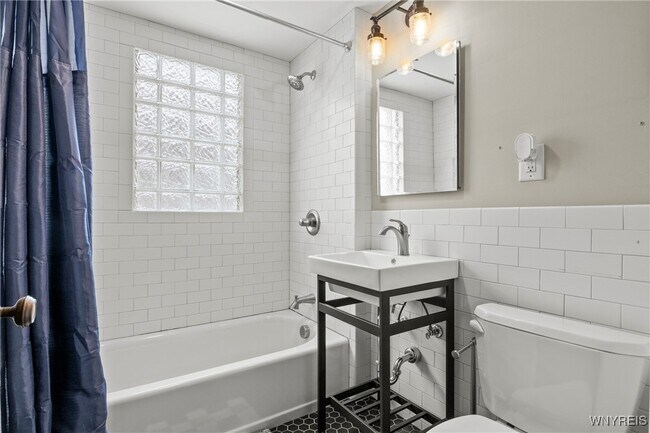 Building Photo - 365 W Utica St