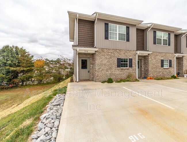 Building Photo - 916 Warrior Hill Dr