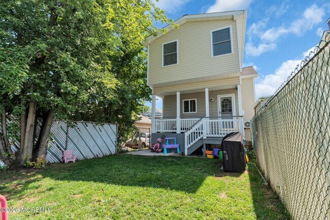 Building Photo - 253 1st St