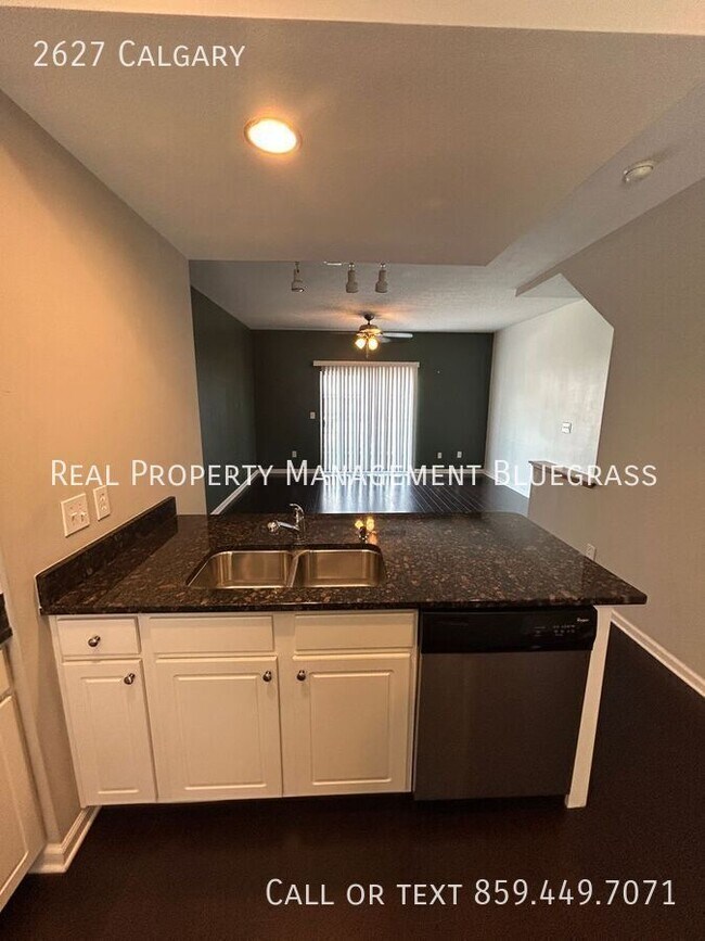 Building Photo - 2627 Calgary-