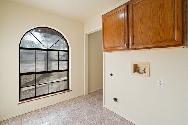 Building Photo - 104 Virgie St