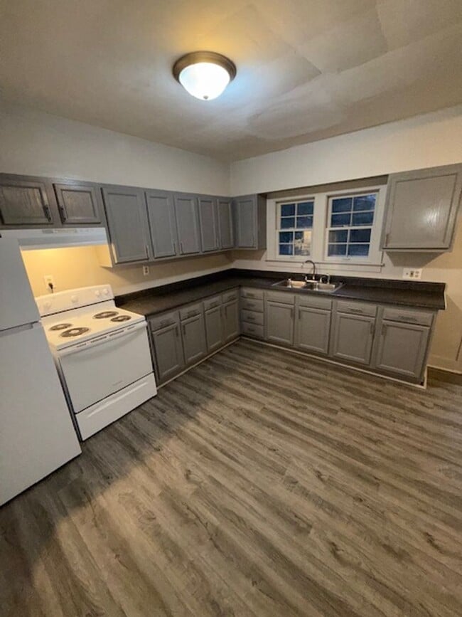 Building Photo - 511 S Evans Ave