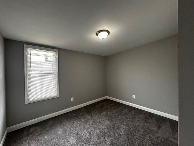 Building Photo - 3 Bedrooms Plus den