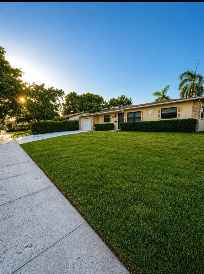 Building Photo - 539 Sabal Palm Dr