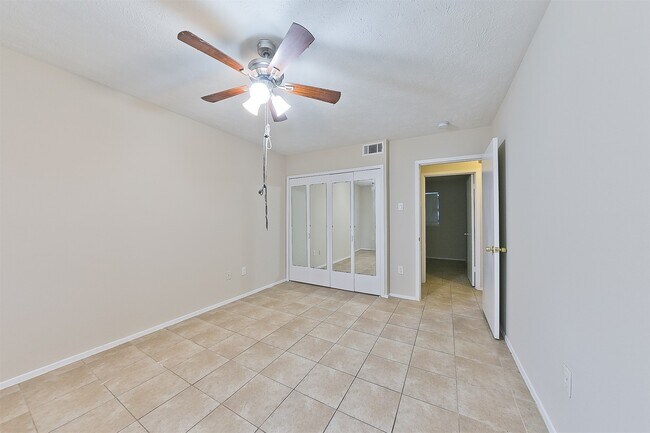 Building Photo - 4011 Smooth Oak Ln