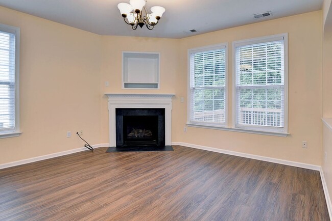 Building Photo - Spacious Home in York County
