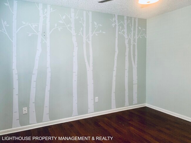 Building Photo - Spacious 4-Bedroom, 2-Bath with Fenced Yar...