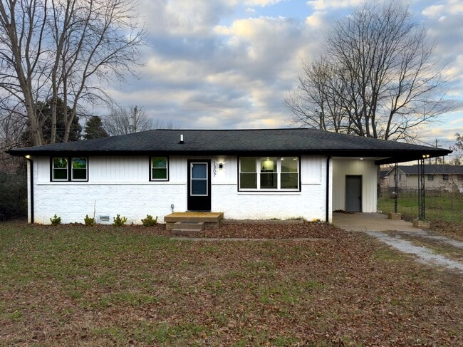 Building Photo - Renovated 3 Bedroom Home in Springfield, TN!