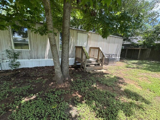 Building Photo - 16790 Meadowcroft St