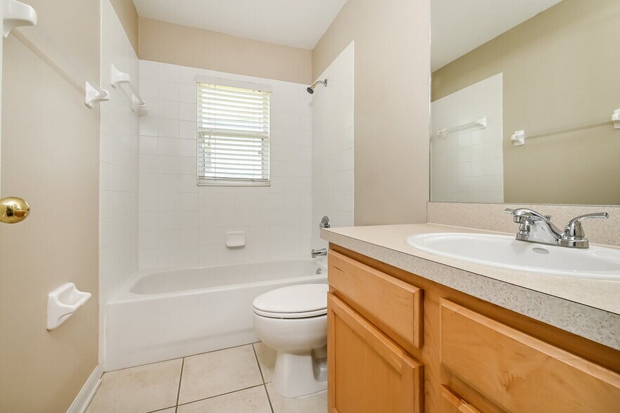 Building Photo - 15215 Searobbin Dr