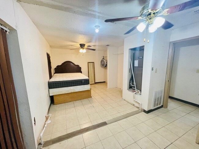 Building Photo - 1503 Chicago St