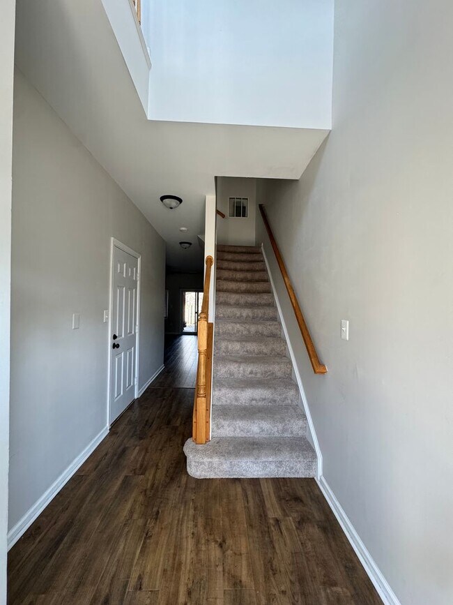 Building Photo - Well-Located 3BR, 2-Full, and 2-Half Bath Townhouse w/ One-Car Garage in Sterling, VA